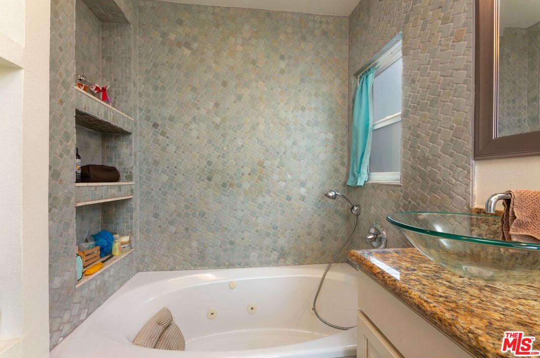 4068 57th St, Los Angeles CA  90043-2242 exterior