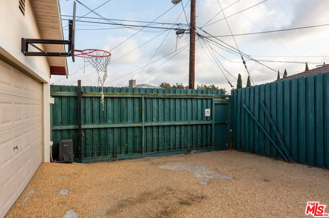 4068 57th St, Los Angeles CA  90043-2242 exterior