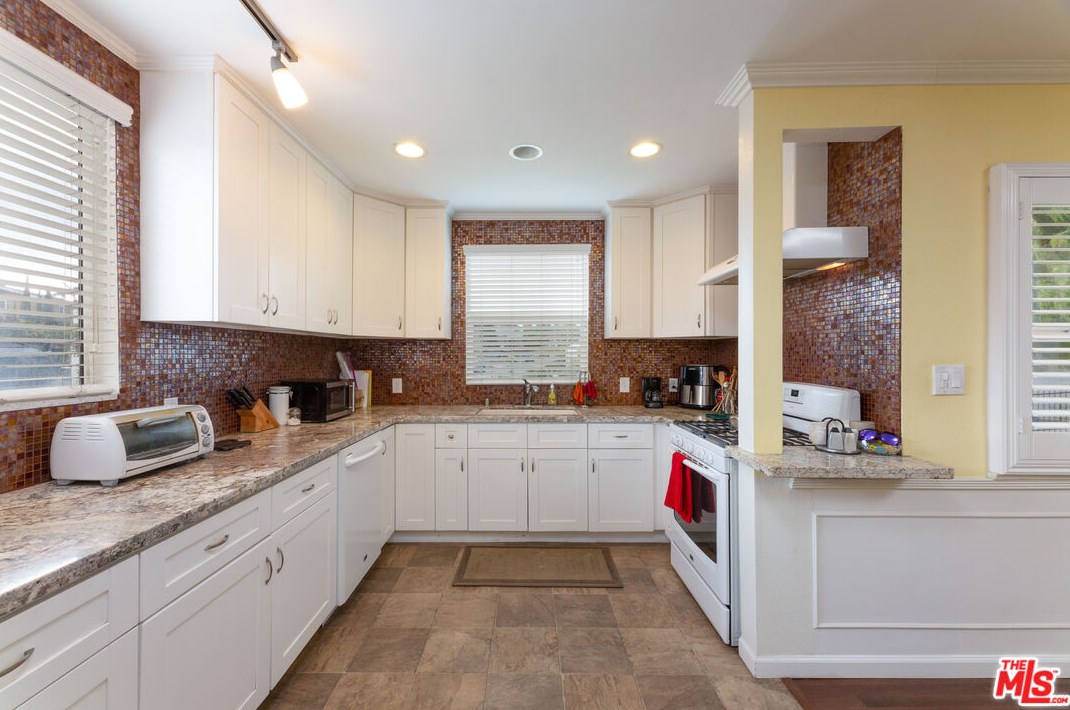 4068 57th St, Los Angeles CA  90043-2242 exterior