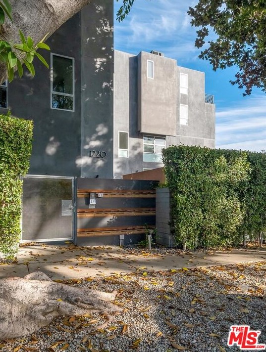 1220 Orange Grove Ave, Los Angeles CA  90019-6525 exterior