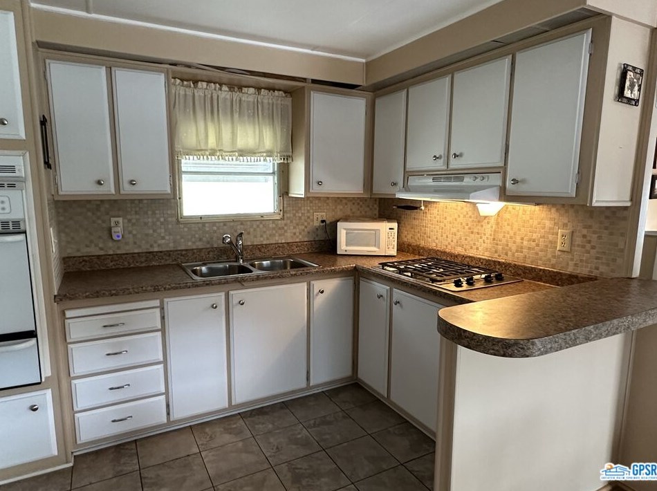 2 Taft Dr, Cathedral City CA  92234-6524 exterior