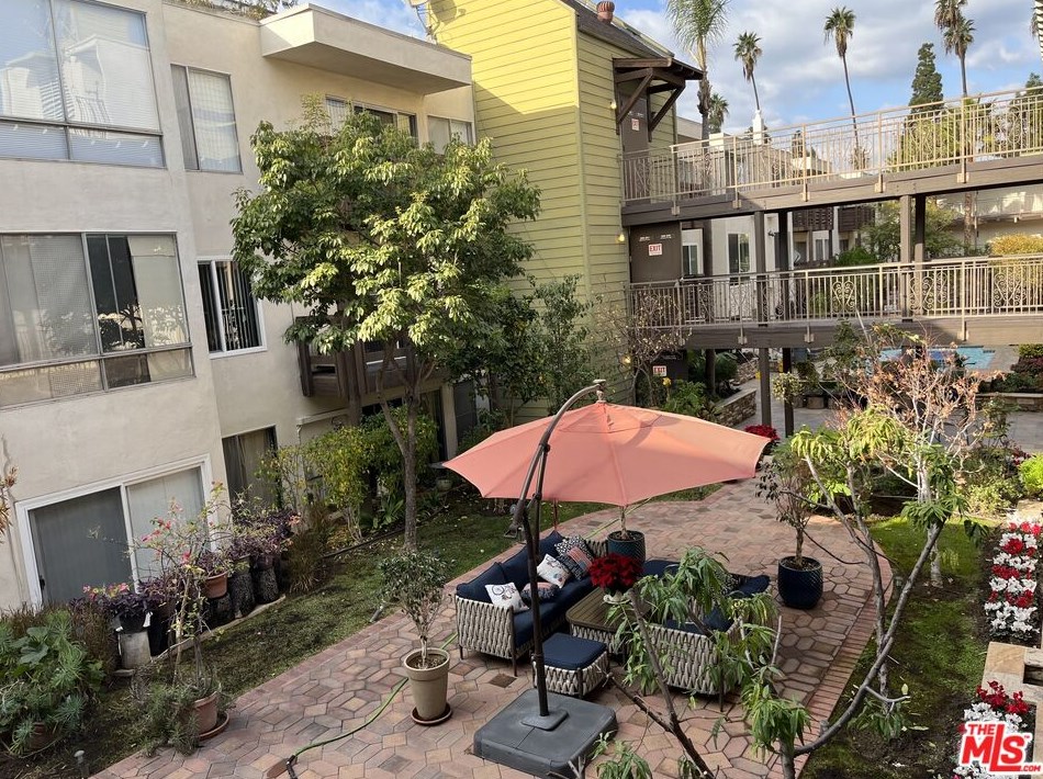 525 Ardmore Ave, Los Angeles CA  90004-2057 exterior