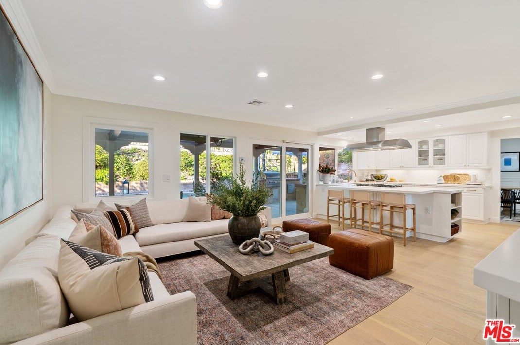 27041 Esward Dr, Calabasas CA  91301-2322 exterior