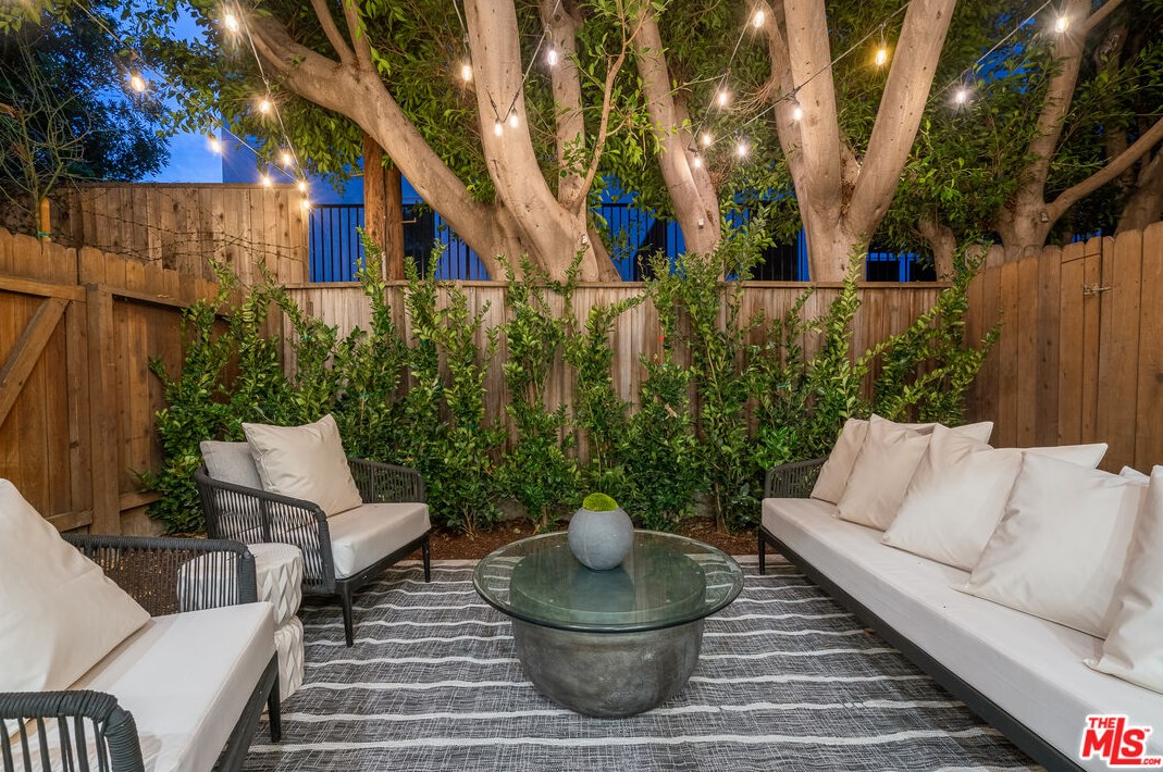1850 Midvale Ave, Los Angeles CA  90025-4561 exterior