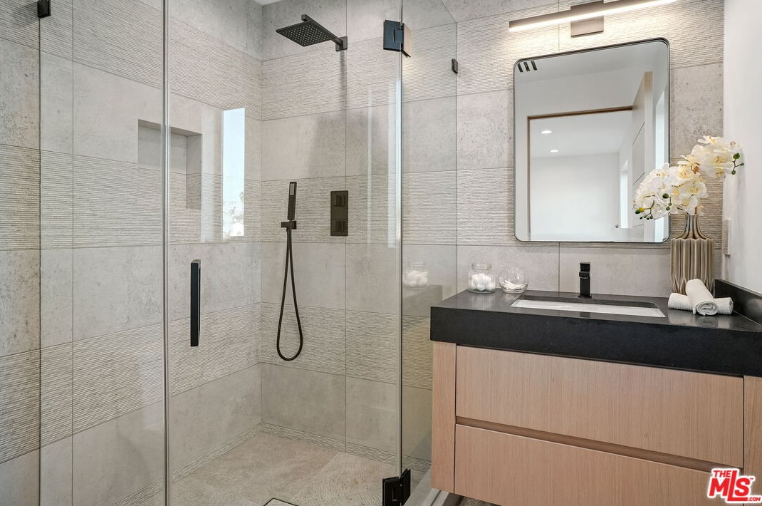 12836 Gilmore Ave, Los Angeles CA  90066-6406 exterior