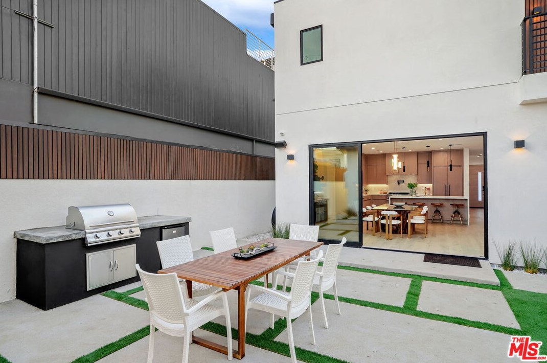 12836 Gilmore Ave, Los Angeles CA  90066-6406 exterior