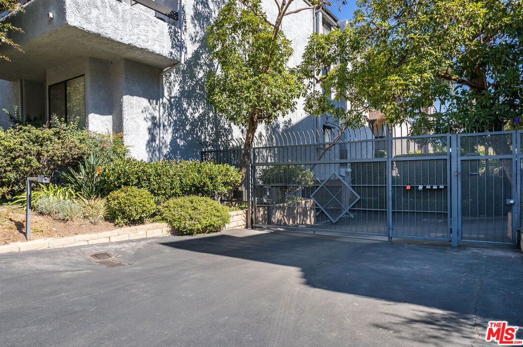 1920 Pandora Ave, Los Angeles CA  90025-5060 exterior