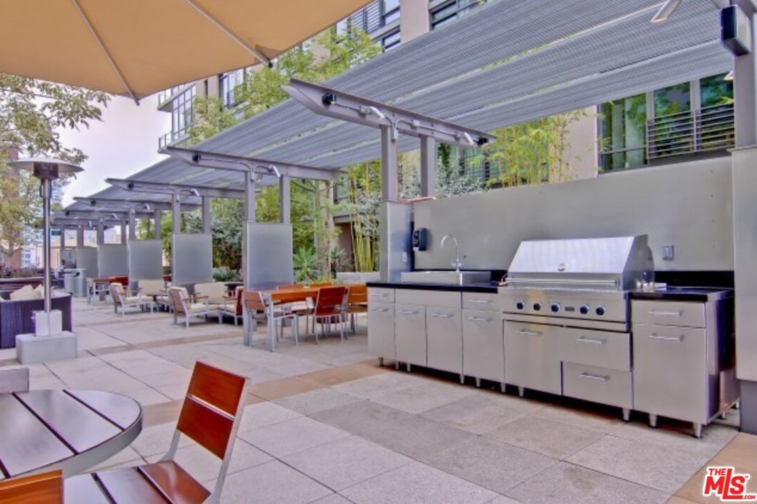 1111 Grand Ave, Los Angeles CA  90015-2164 exterior