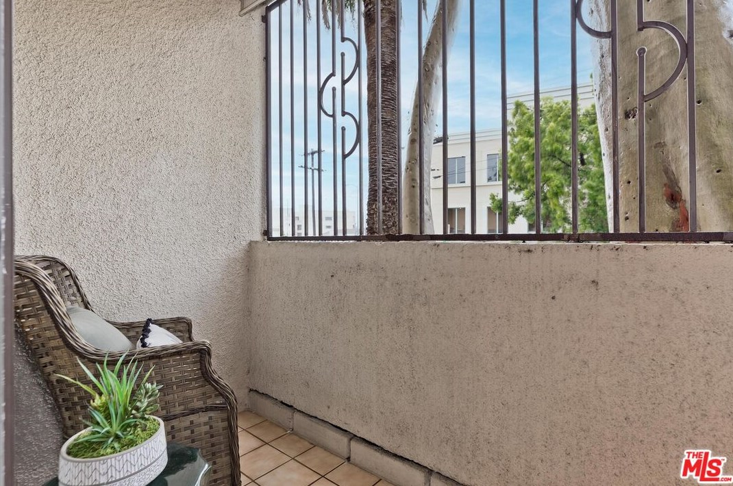 11789 Montana Ave, Los Angeles CA  90049-6711 exterior