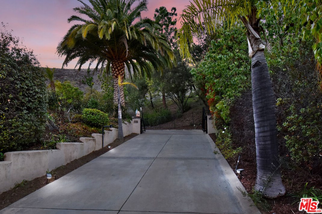 5558 Spring Hill Ct, Thousand Oaks CA  91362-5429 exterior