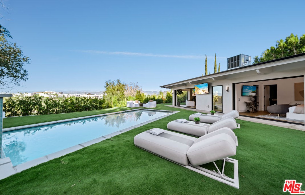 3423 Ione Dr, Los Angeles CA  90068-1307 exterior