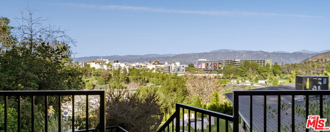 3423 Ione Dr, Los Angeles CA  90068-1307 exterior