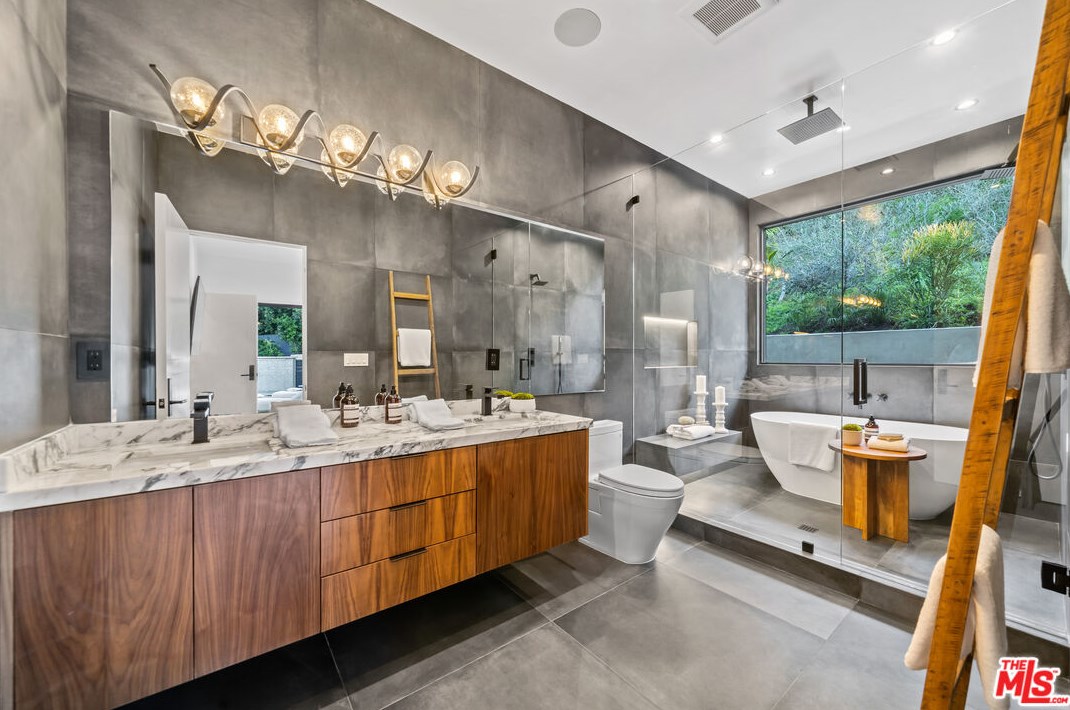 3423 Ione Dr, Los Angeles CA  90068-1307 exterior