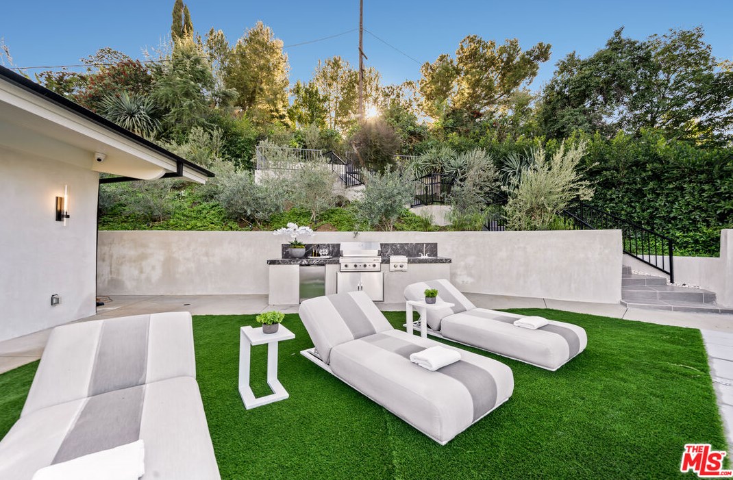 3423 Ione Dr, Los Angeles CA  90068-1307 exterior