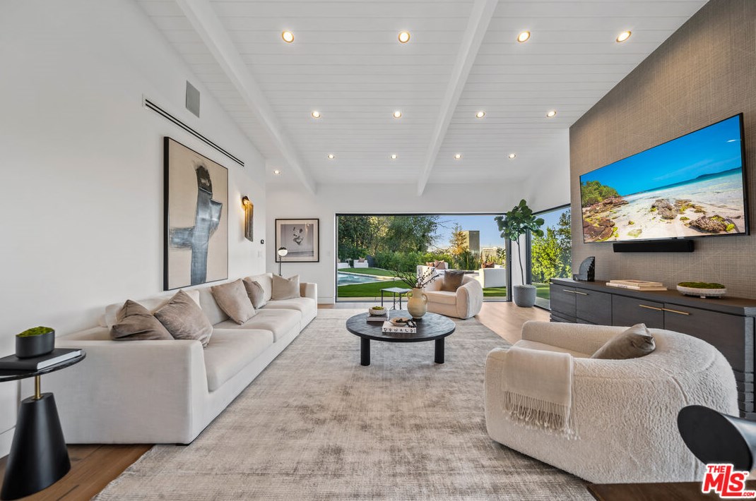3423 Ione Dr, Los Angeles CA  90068-1307 exterior