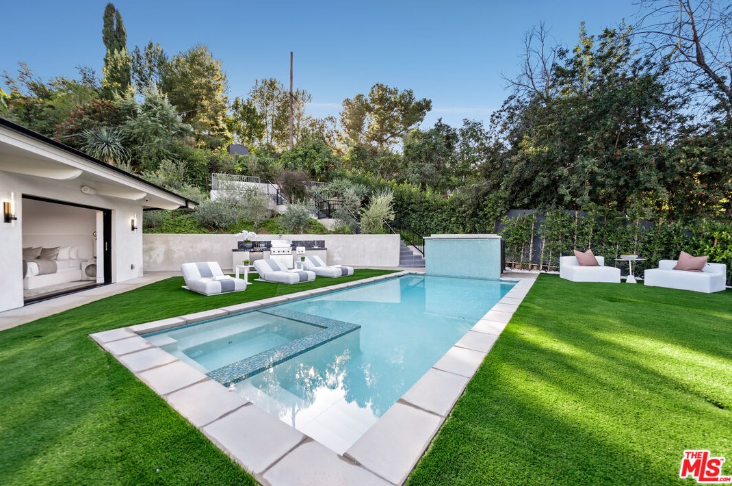3423 Ione Dr, Los Angeles CA  90068-1307 exterior