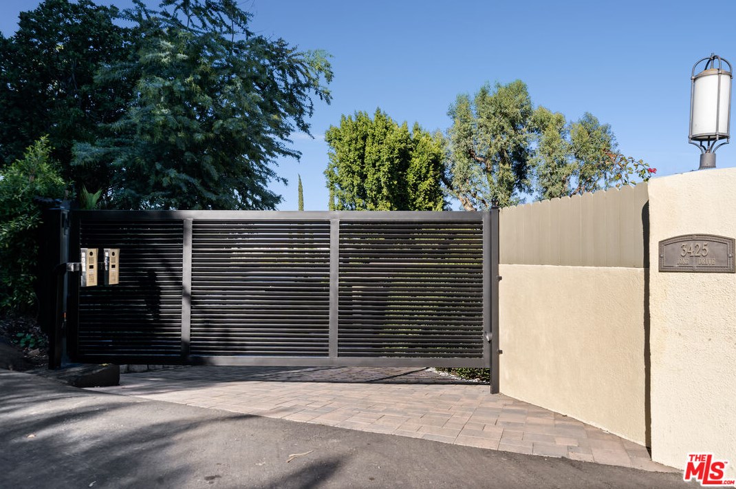 3423 Ione Dr, Los Angeles CA  90068-1307 exterior