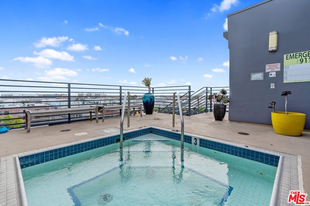 825 4th St, Los Angeles CA  90013-1801 exterior