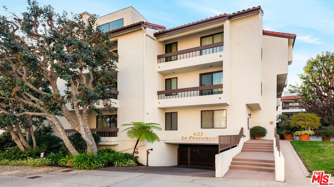 621 Barrington Ave, Los Angeles CA  90049-4438 exterior