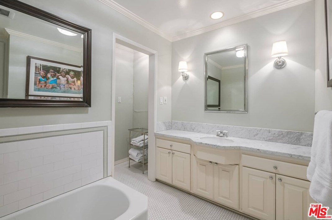 251 Thurston Ave, Los Angeles CA  90049-3123 exterior