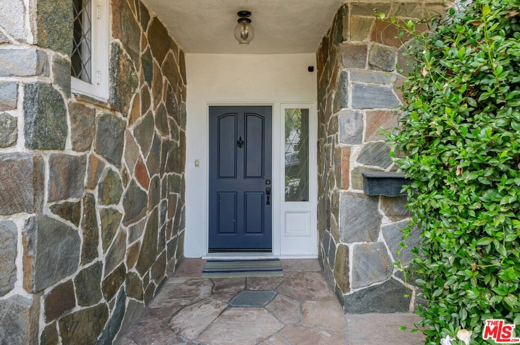 251 Thurston Ave, Los Angeles CA  90049-3123 exterior