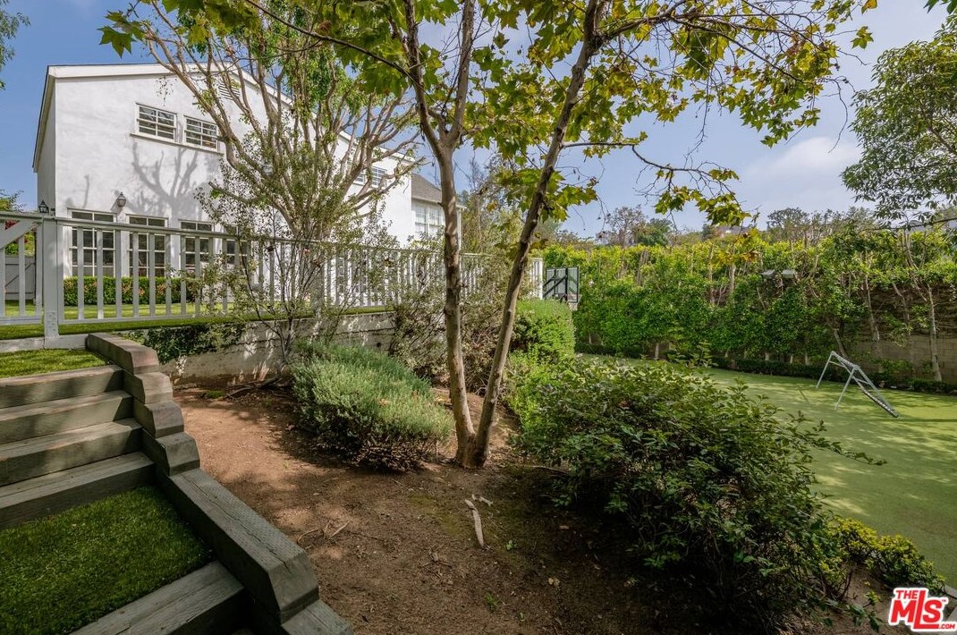 251 Thurston Ave, Los Angeles CA  90049-3123 exterior