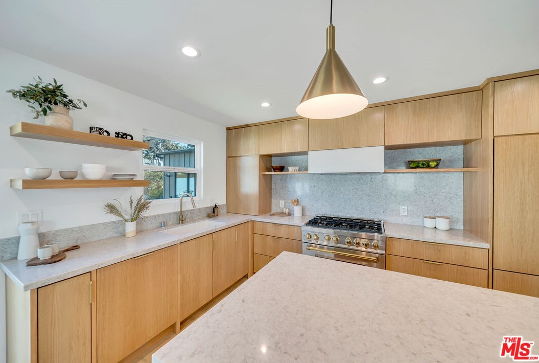 8806 Bleriot Ave, Los Angeles CA  90045-4108 exterior