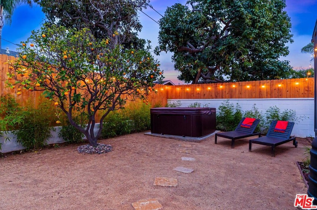 8806 Bleriot Ave, Los Angeles CA  90045-4108 exterior