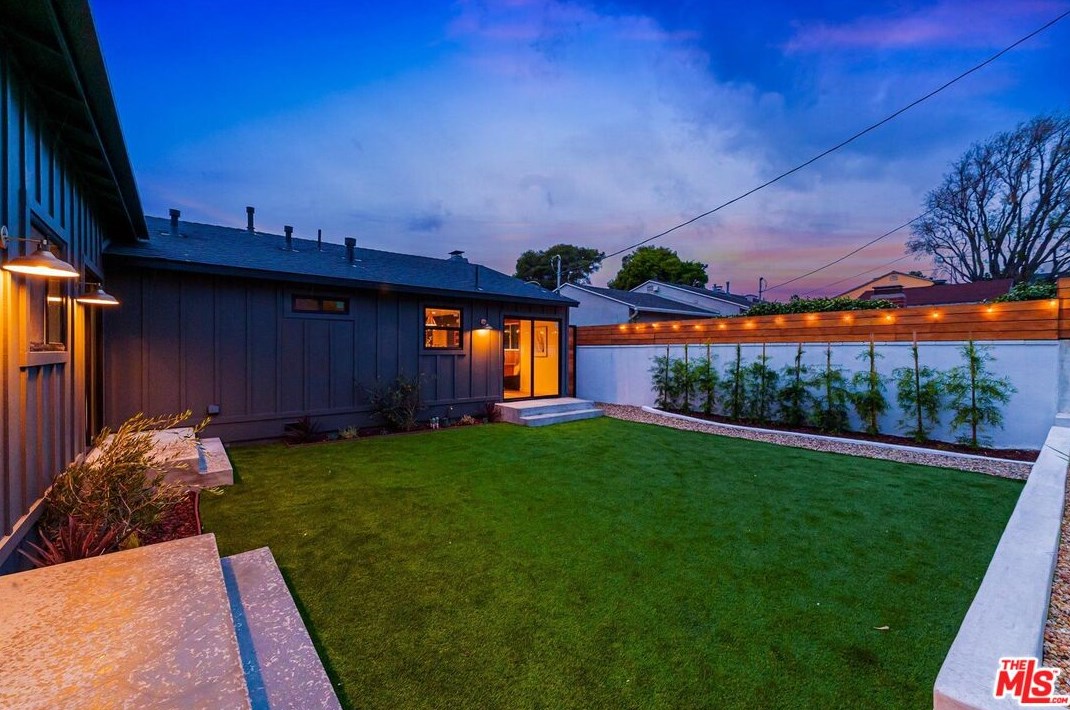 8806 Bleriot Ave, Los Angeles CA  90045-4108 exterior