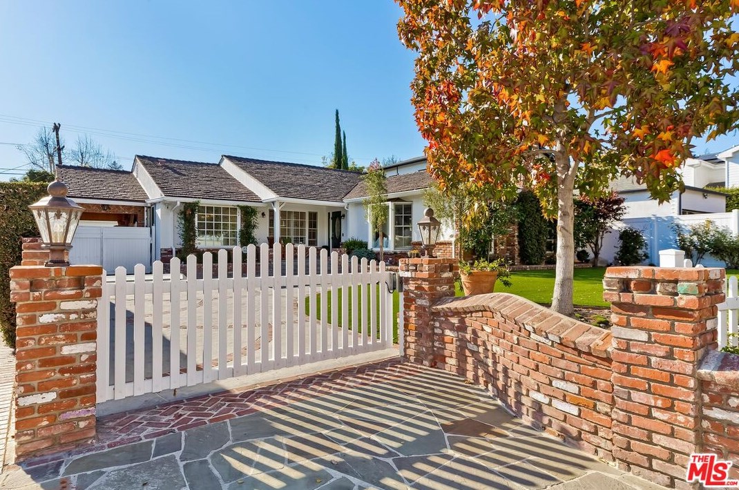 385 Kenter Ave, Los Angeles CA  90049-2335 exterior