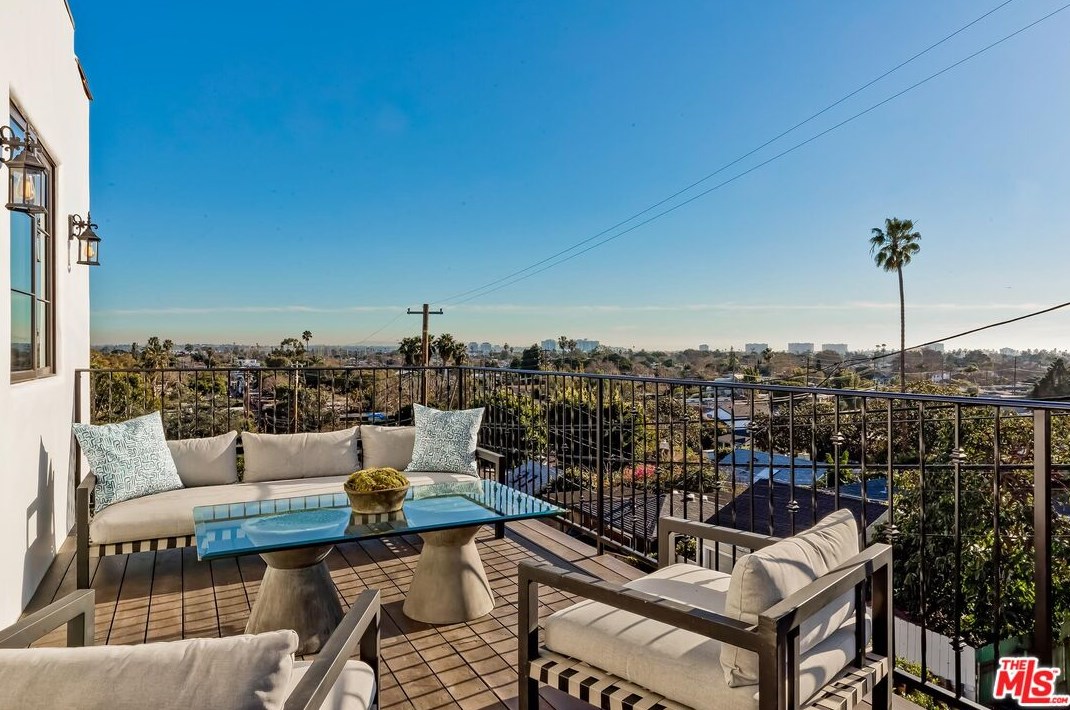 3453 Moore St, Los Angeles CA  90066-1705 exterior