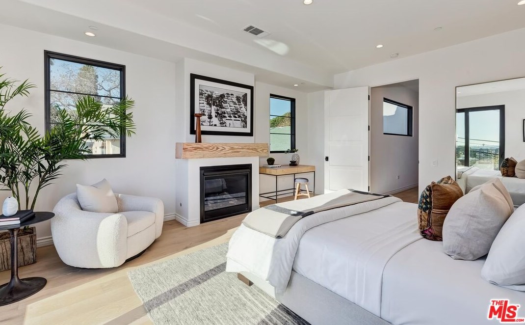 3453 Moore St, Los Angeles CA  90066-1705 exterior