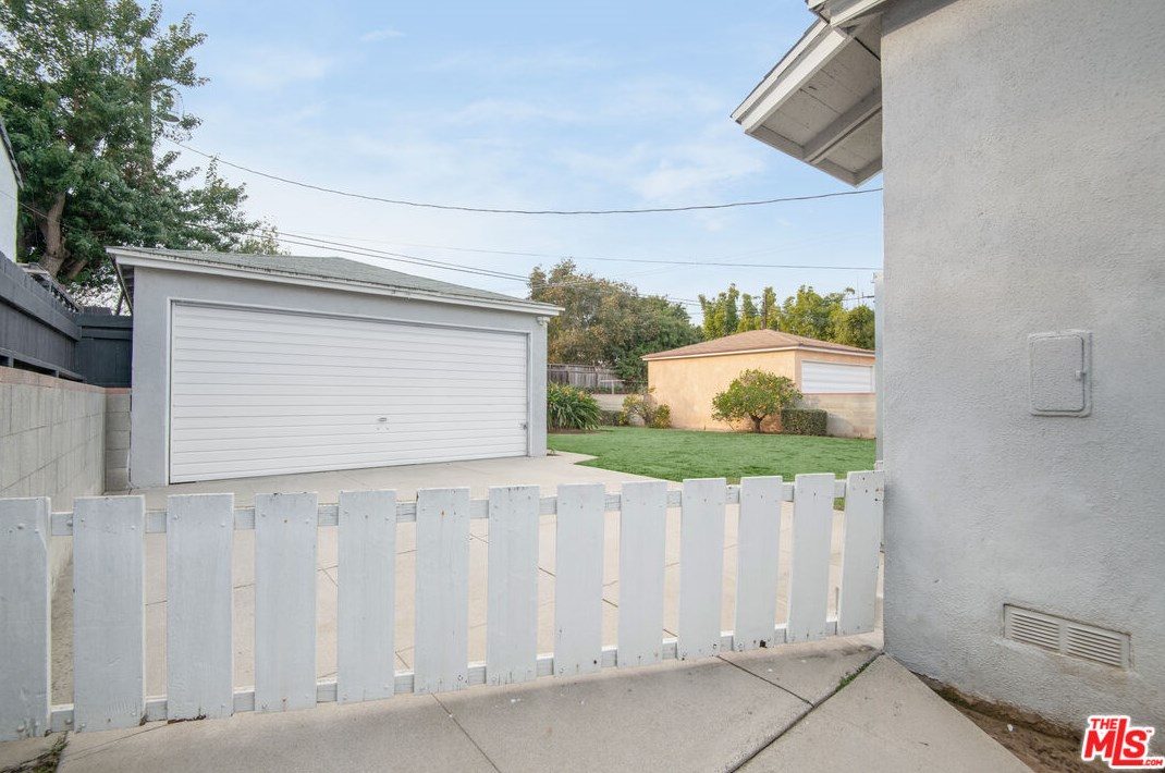 7917 Glider Ave, Los Angeles CA  90045-3049 exterior