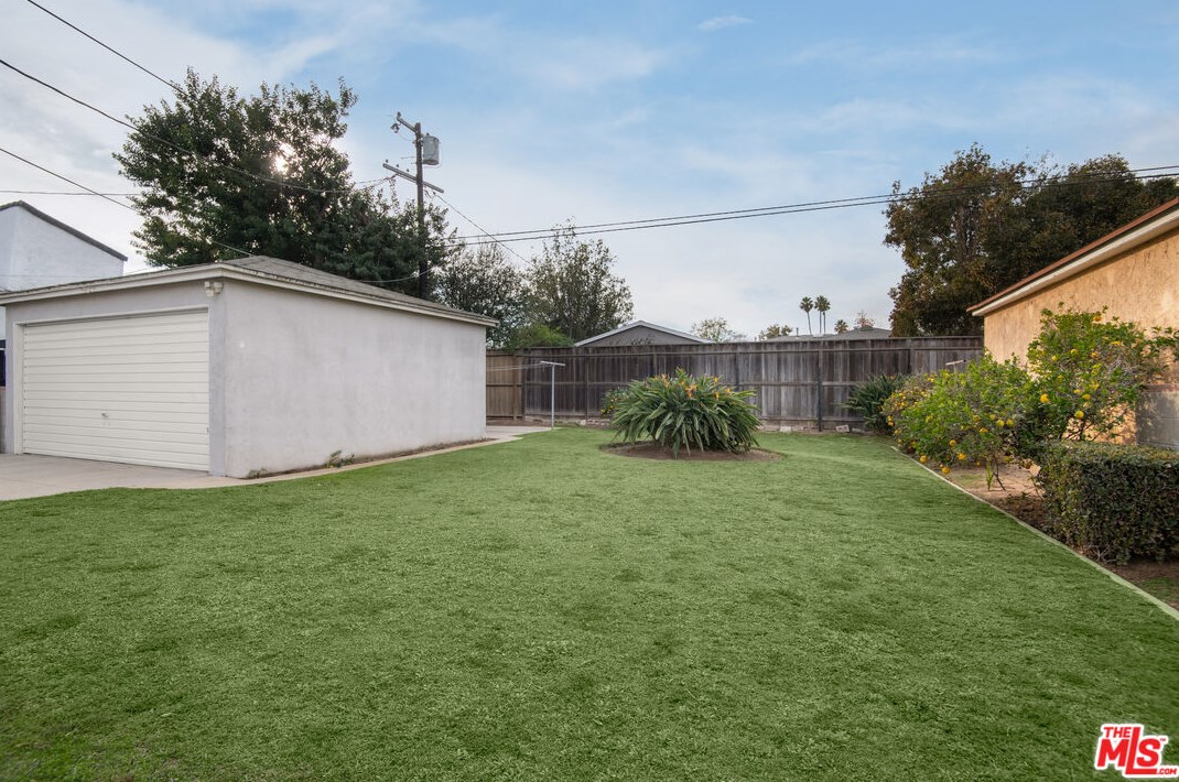 7917 Glider Ave, Los Angeles CA  90045-3049 exterior