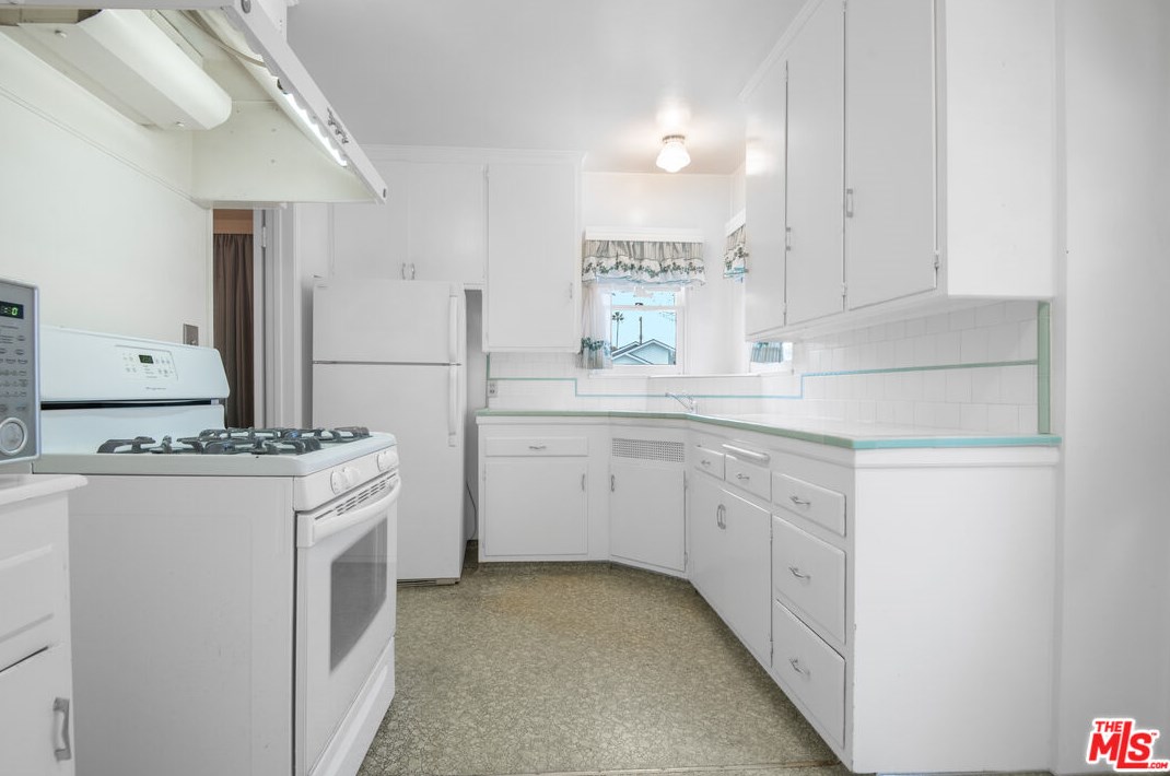 7917 Glider Ave, Los Angeles CA  90045-3049 exterior