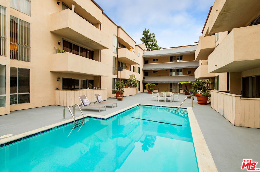 725 Barrington Ave, Los Angeles CA  90049-4564 exterior