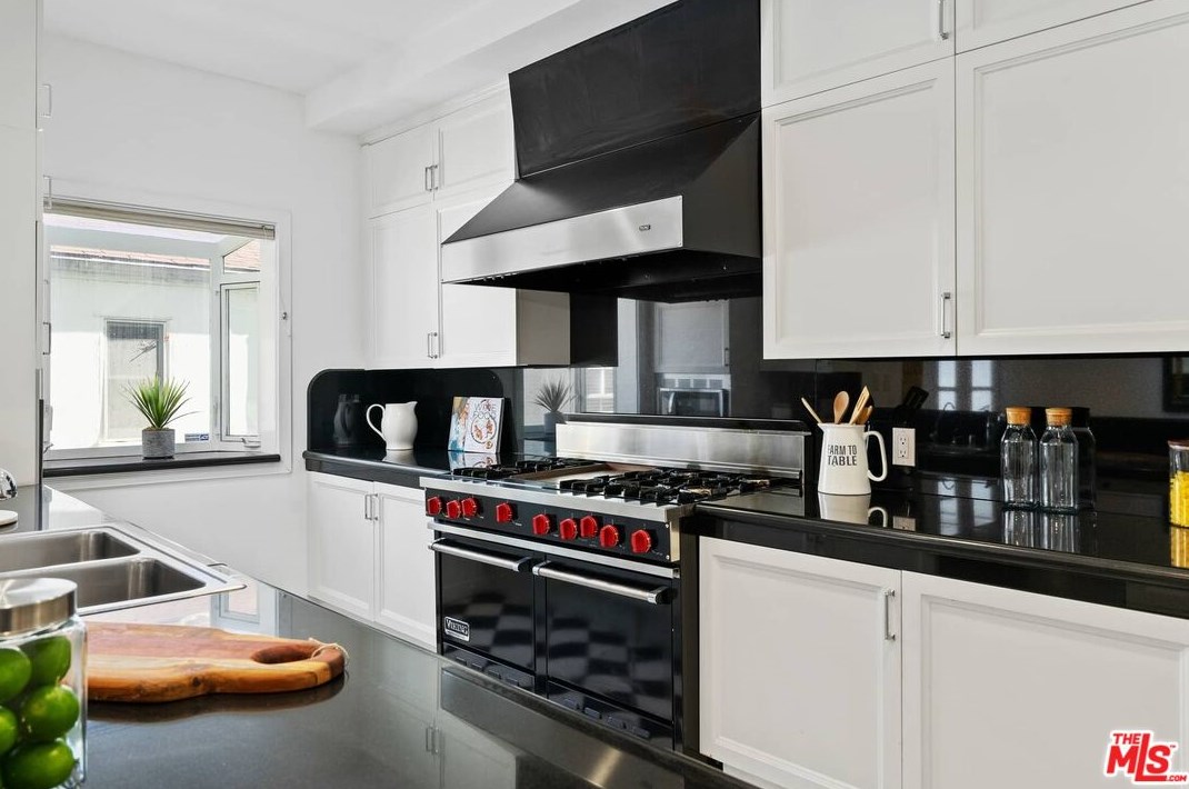 10759 Ashton Ave, Los Angeles CA 90024-5047 exterior