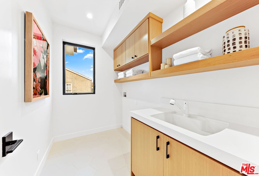 3489 Ashwood Ave, Los Angeles CA  90066-2201 exterior