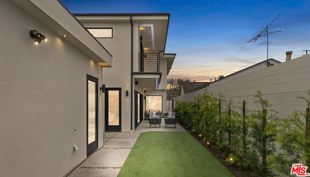 3489 Ashwood Ave, Los Angeles CA  90066-2201 exterior