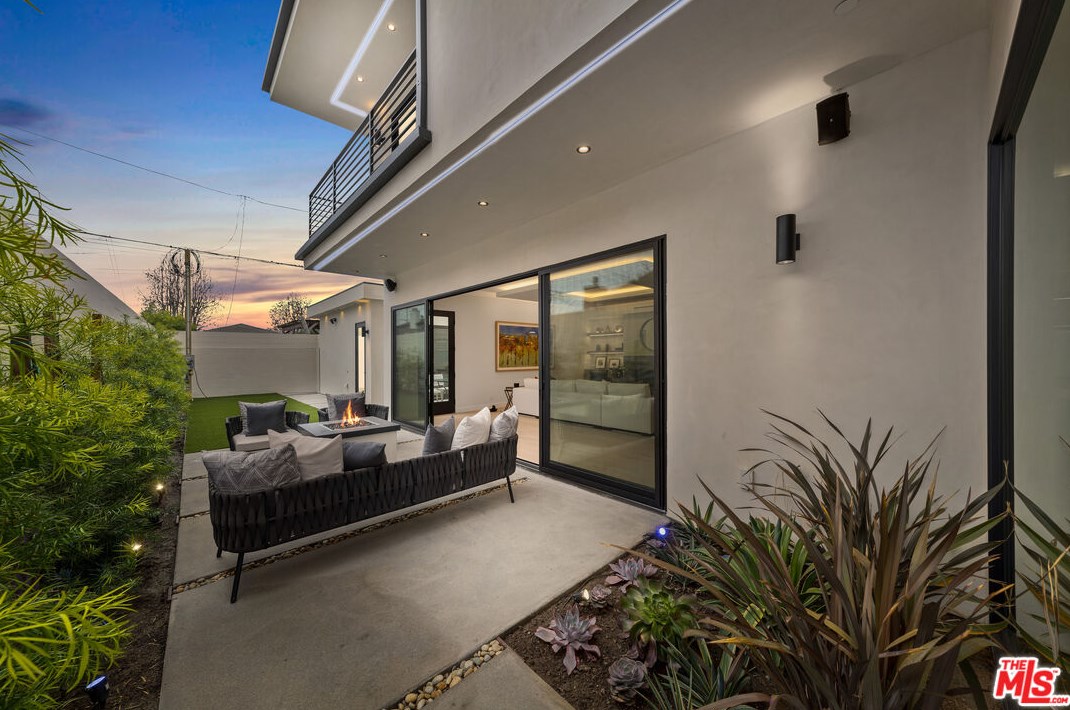 3489 Ashwood Ave, Los Angeles CA  90066-2201 exterior