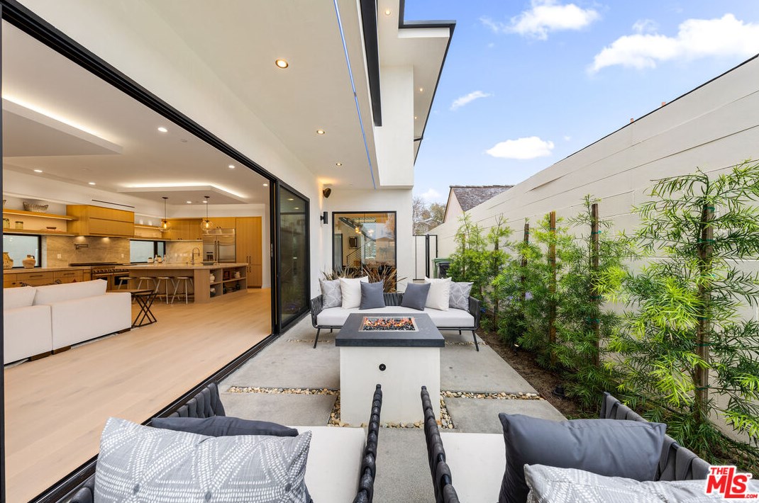 3489 Ashwood Ave, Los Angeles CA  90066-2201 exterior