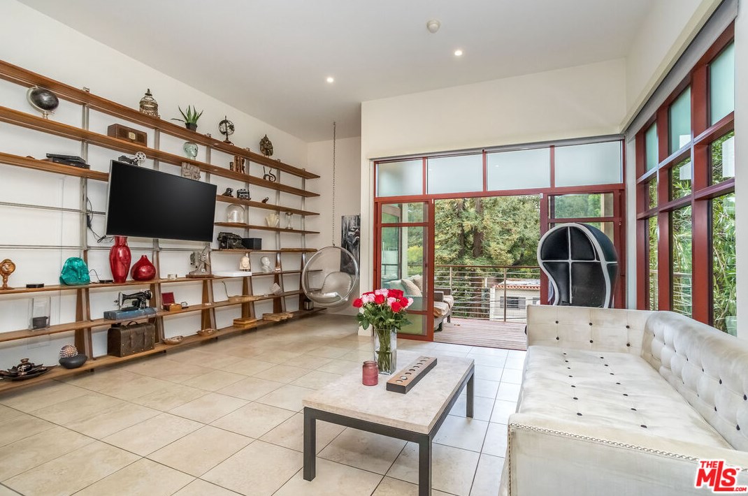 8783 Lookout Mountain Ave, Los Angeles CA  90046-1861 exterior