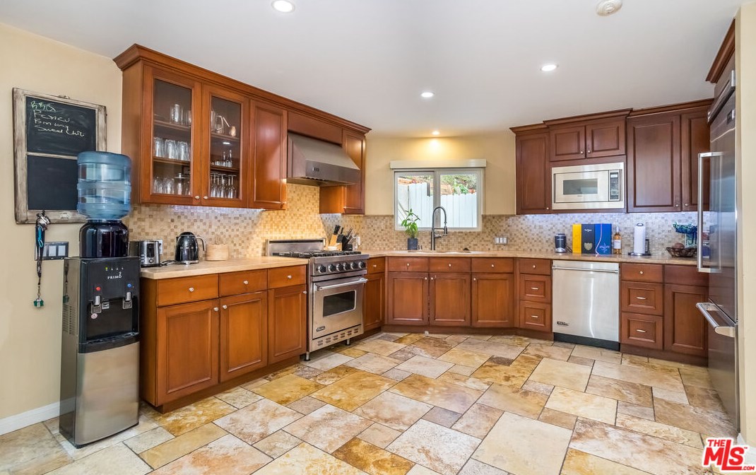 8783 Lookout Mountain Ave, Los Angeles CA  90046-1861 exterior