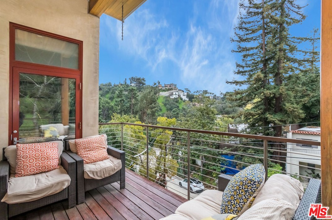 8783 Lookout Mountain Ave, Los Angeles CA  90046-1861 exterior
