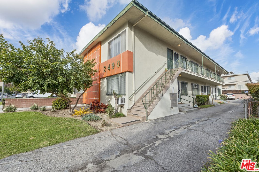 2490 Corinth Ave, Los Angeles CA  90064-3037 exterior