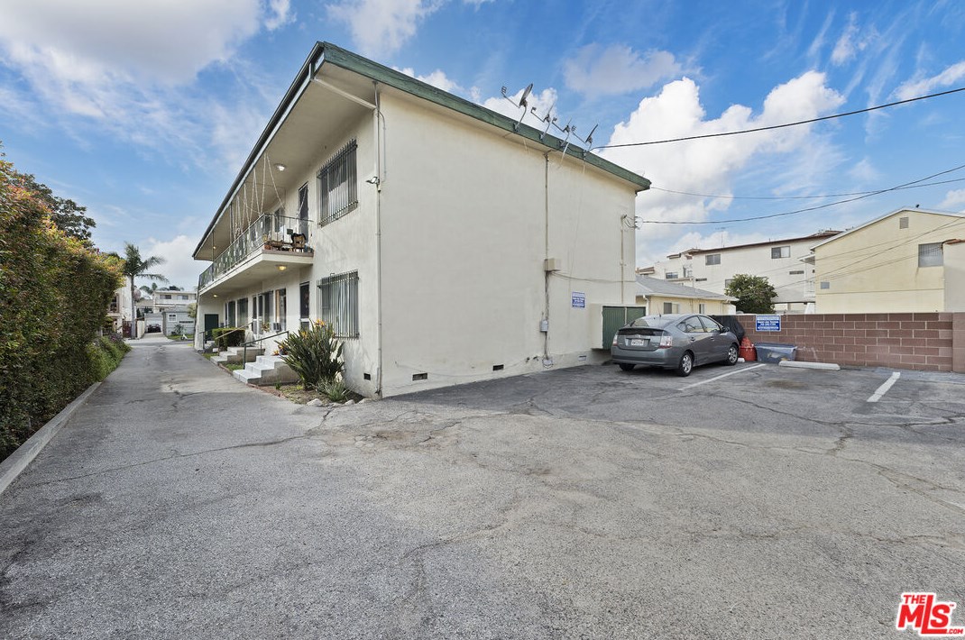 2490 Corinth Ave, Los Angeles CA  90064-3037 exterior