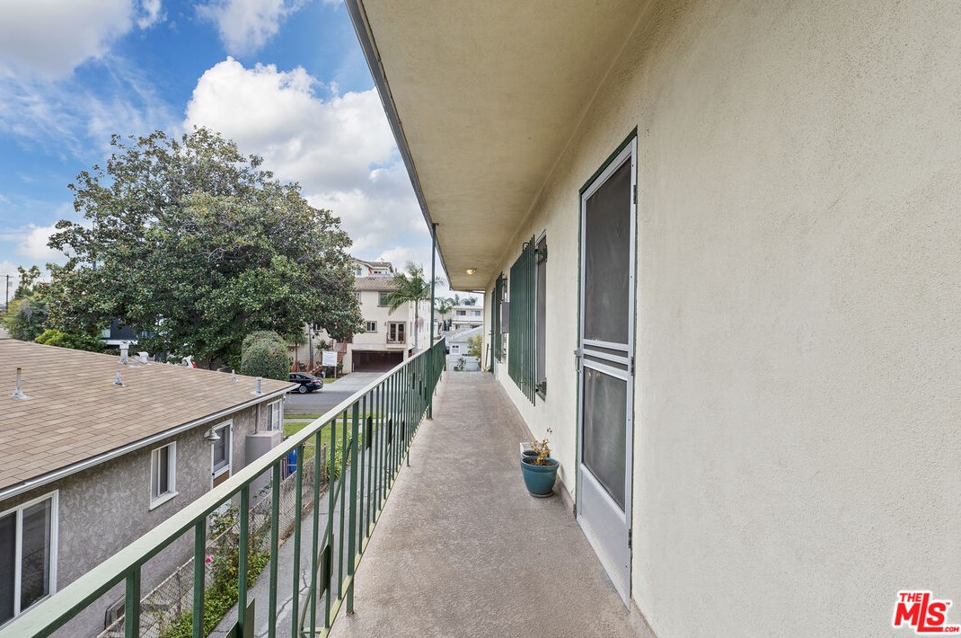 2490 Corinth Ave, Los Angeles CA  90064-3037 exterior
