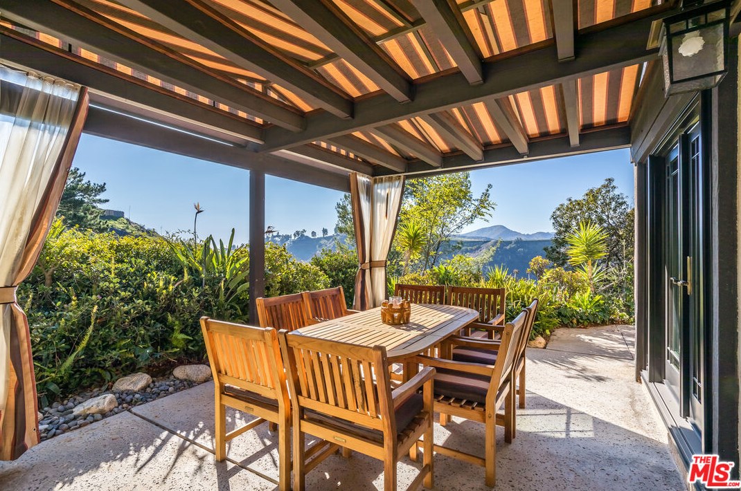 10825 Savona Rd, Los Angeles CA  90077-2306 exterior