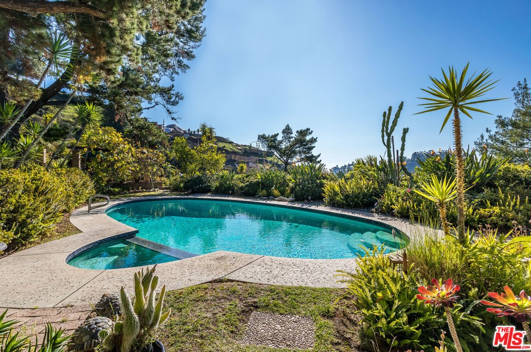 10825 Savona Rd, Los Angeles CA  90077-2306 exterior