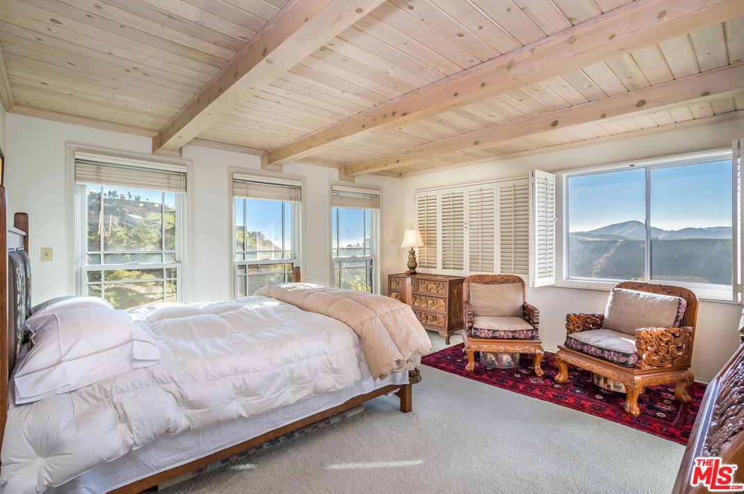 10825 Savona Rd, Los Angeles CA  90077-2306 exterior